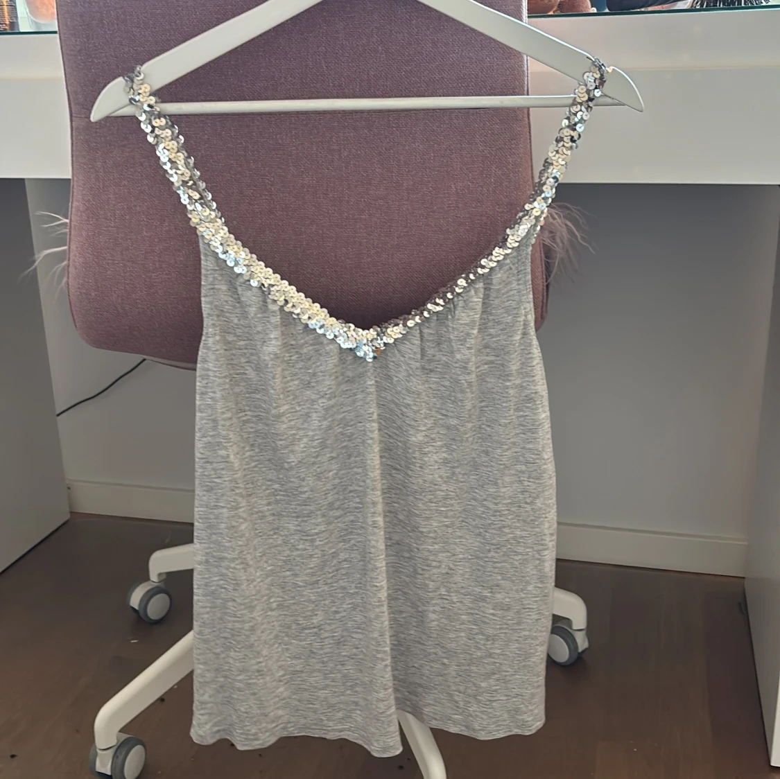 Ljusgrått linne med paljettband från H&M - 1