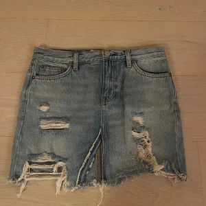 Jeanskjol  - Fin jeanskjol med slits och slitningar