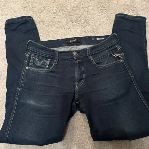 Replay anbass 30/32 - Skön anbass i nice tvätt. Inga större defekter, en liten tråd vid änden av benet(se sista bilderna). Skriv vid frågor eller funderingar!!!