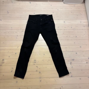 Replay jeans - ⭐️Snygga svarta jeans från Replay⭐️ modell Anbass⭐️ De har en klassisk femficksdesign och är tillverkade i ett stretchigt material för extra komfort⭐️Perfekta för en stilren look⭐️