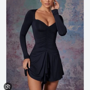 Svart klänning från Oh Polly - Svart klänning från Oh Polly med långärmad design och rynkade detaljer framtill. Endast använd 2 gånger