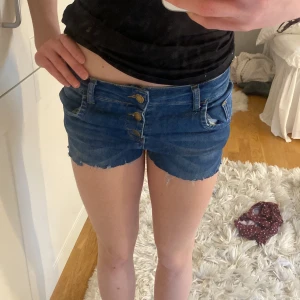 low waist jeansshorts - jättecoola jeansshorts som alrdig har använts! 🐆🌴🌟