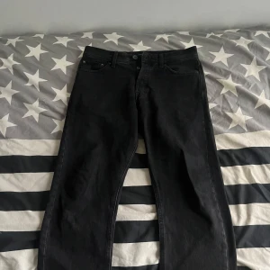JACK & JONES JEANS  - Snygga svarta jeansbyxor från Jack & Jones i modellen Relaxed/Chris. De har en avslappnad passform, de har tecken på användning, lite missfärgning men annars är skicket helt perfekt. Storleken på dessa är 30/30. Om du har funderingar så tveka inte på att höra av dig :)