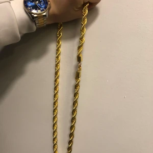 Cordell kedja 10 mm  - 10 mm tjock  ungefär 210 gram går att dusha eller bada eller simma med skriv vid mer frågor, pris kan diskuteras 