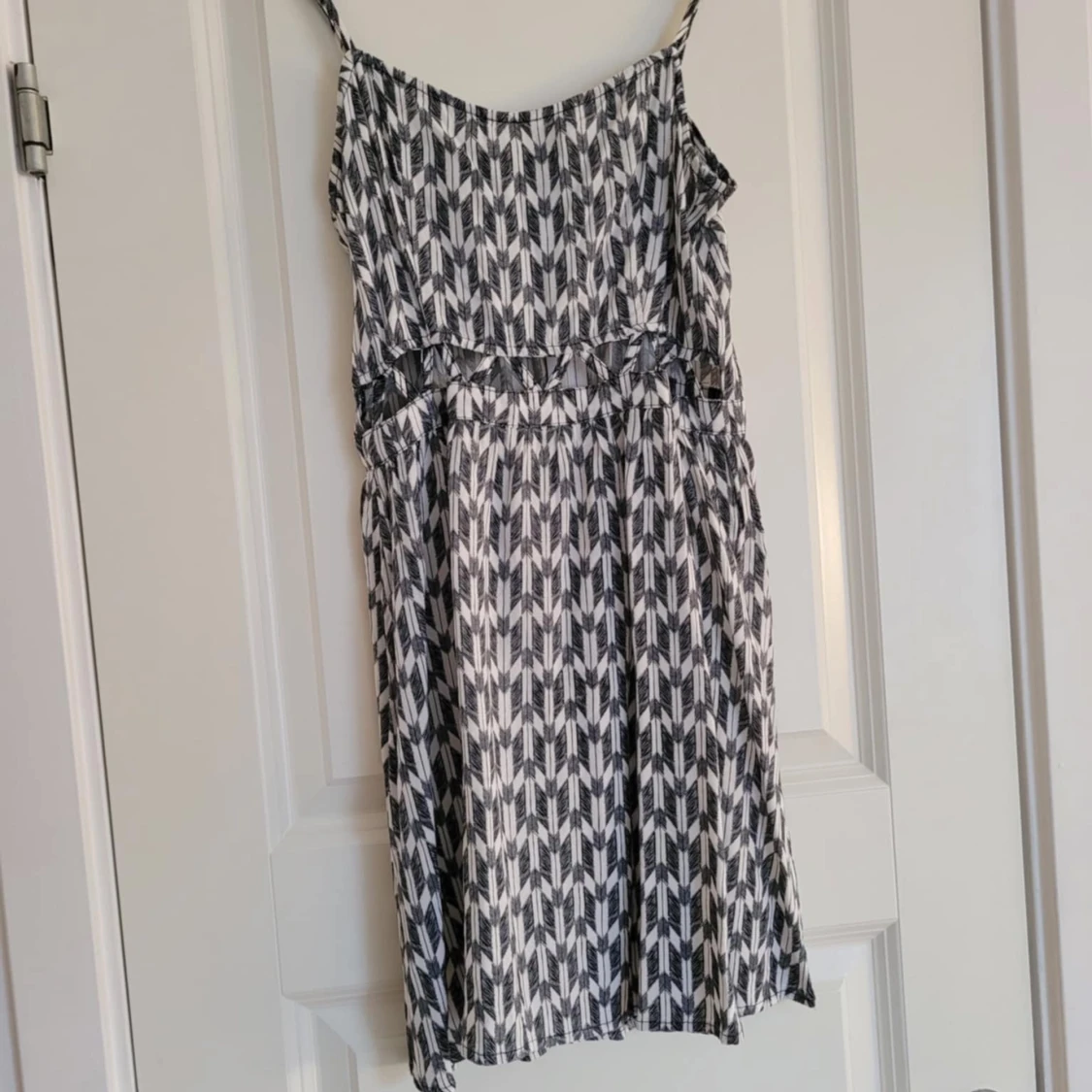 Mönstrad klänning med smala axelband