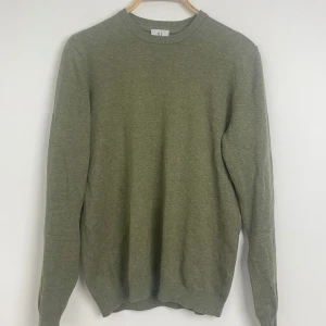 Urban Pioneers - Fet tröja från Urban Pioneers som är i nyskick. Tröjan är i storlek S. Modellen på bilden är 182 cm lång. Hör av dig vid frågor och funderingar!