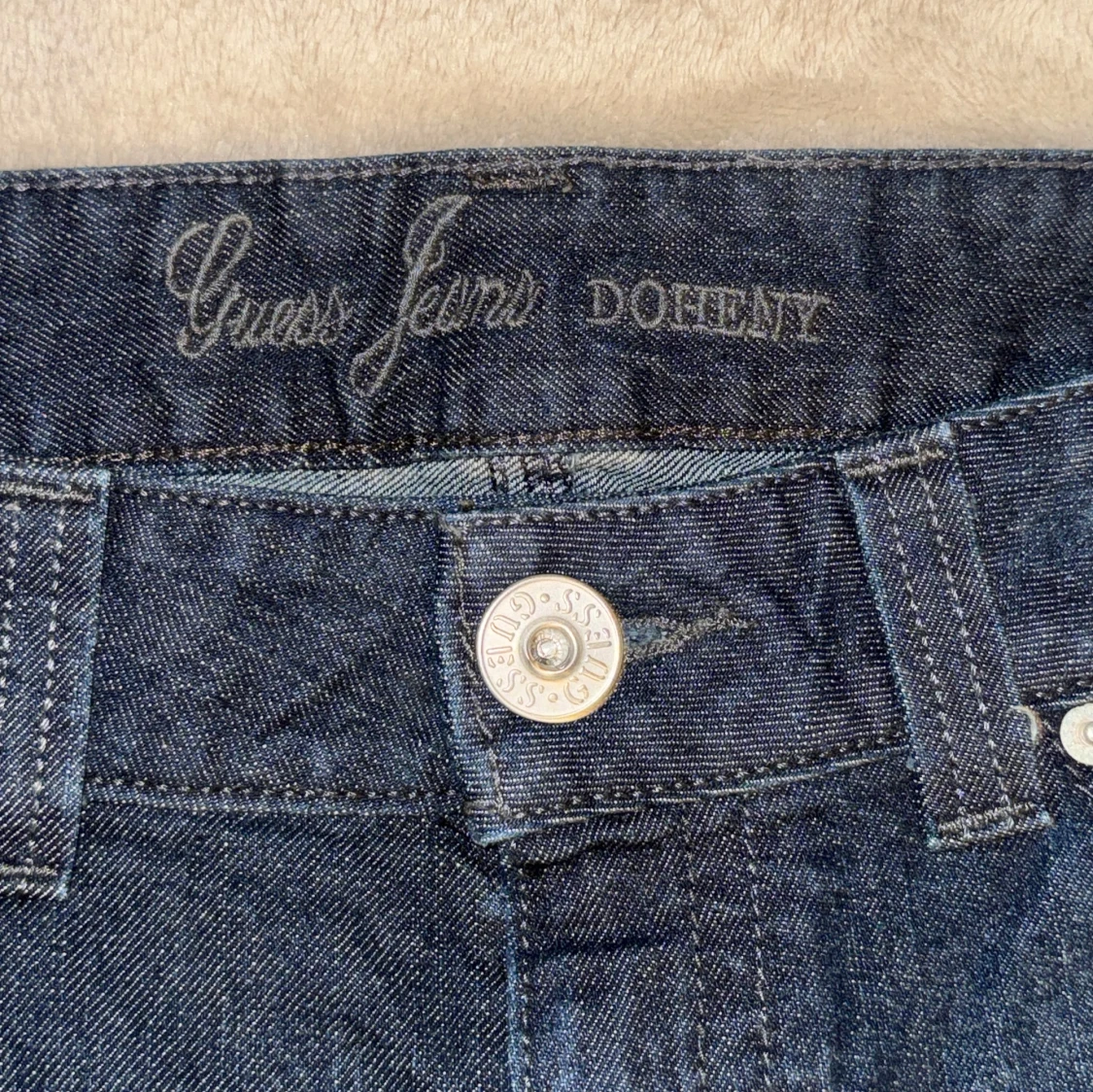 Mörkblå GUESS bootcut jeans  - 1