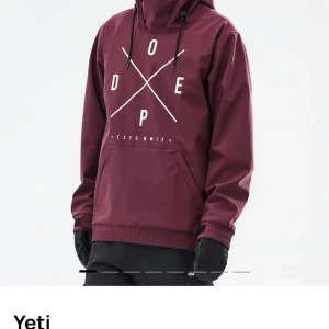 Vinröd hoodie från Dope - Säljer en snygg vinröd hoodie-jacka från Dope med tryck framtill. Den har en stor ficka på magen och justerbar huva med snören. Perfekt för kyliga dagar.