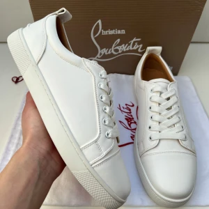 Christian Louboutin  - Säljer nu dessa Christian Louboutin skor i storlek 44 Skick 10/10 Nya Ingår box Pris 2000kr Perfekta nu till våren Fraktar spårbart med PostNord