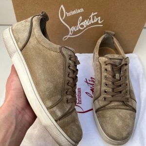 Christian Louboutin skor  - Säljer nu dessa sjukt feta Christian Louboutin skor i denna rare cw Skick 8,5/10 Pris 3799kr | Ingår box samt dustbag Storlek 41 men passar 42 