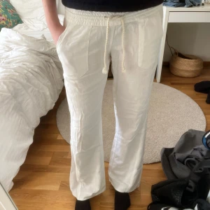 Vita linnebyxor  - Snygga vita linnebyxor som är perfekta till sommaren. Tyvärr lite för små för mig o därför säljer jag dom