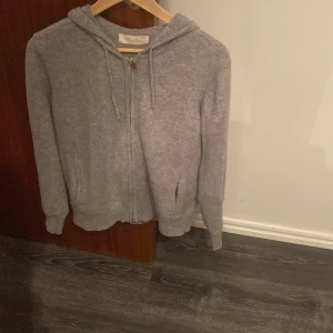 Kashmir zip - Skick 8/10, passar mig bra som är 178, varm och go, lite nopprig men går att ta bort med Kashmir kam, Strlk XS men sitter mer som S