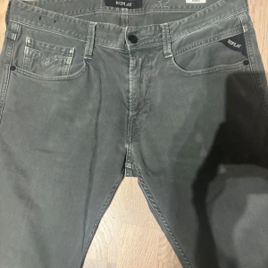Gråa Replay anbass  - Säljer ett par gråa Replay Anbass jeans i fint skick. 32W 34L. Dom är använda varsamt och är i väldigt fint skick. Hör av er om ni har frågor. Pris kan diskuteras vid snabb affär.