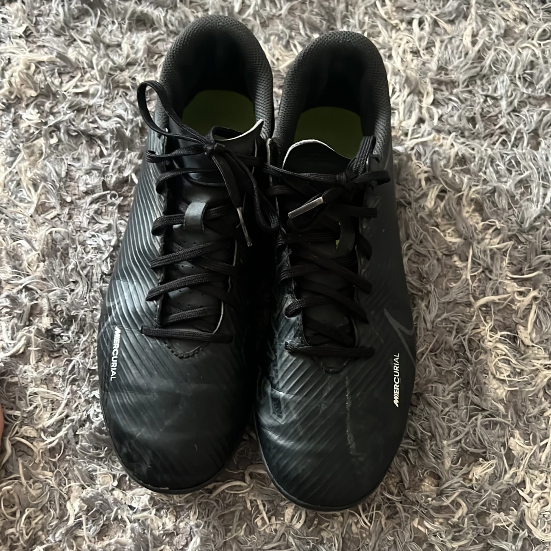 Svarta fotbollsskor från Nike