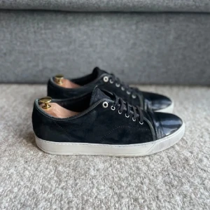 Lanvins - Säljer nu mina lanvins storlek 44. Skulle säga att den är 8/10 sick ända defekten är den ni ser på sista bilden. Skriv om ni har minsta fundering👊