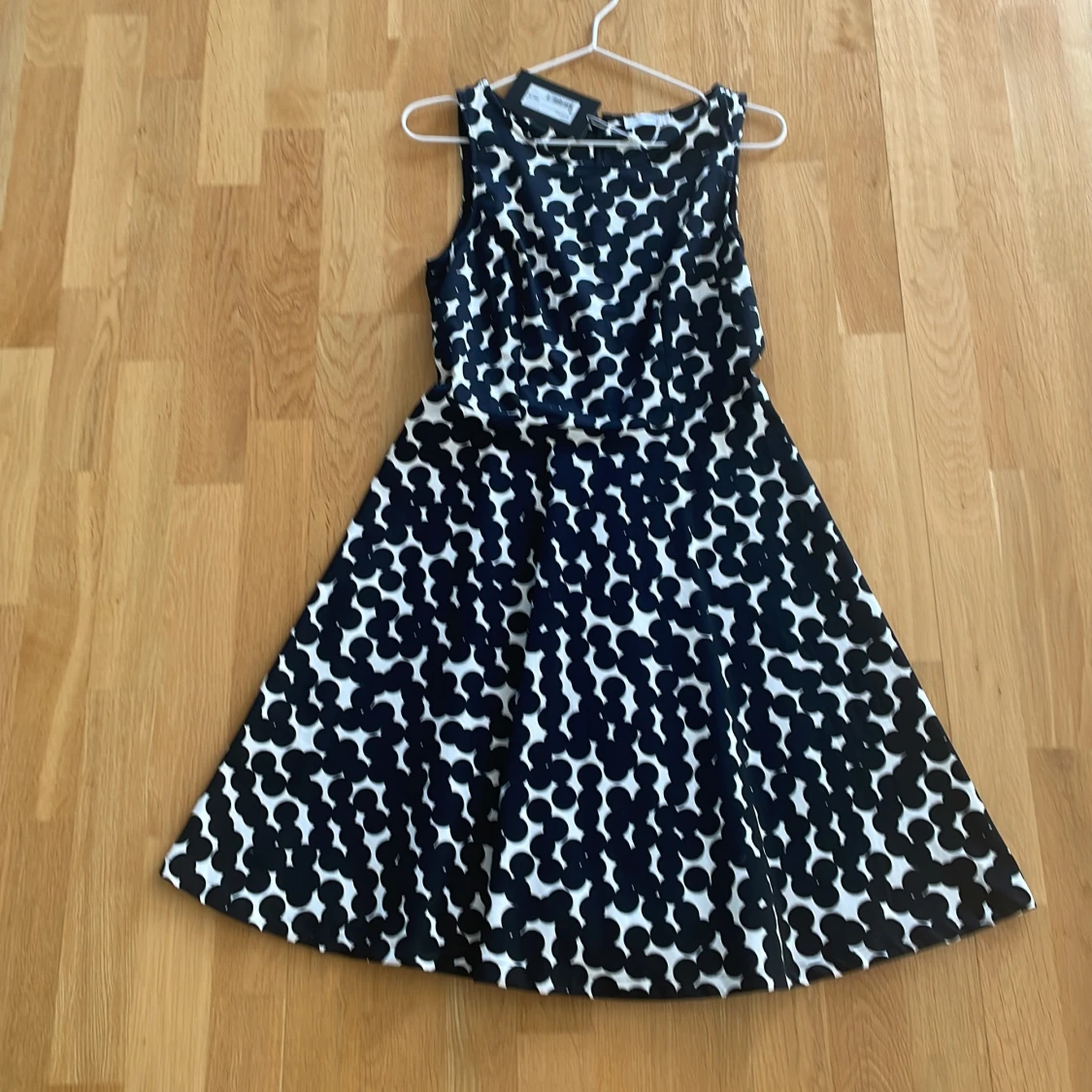 Svartvit mönstrad klänning från stockh lm