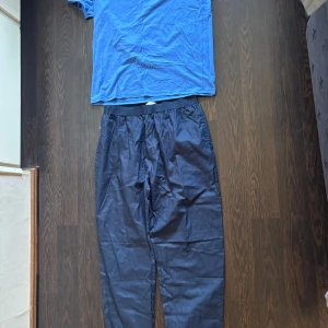 Blå t-shirt och blåa pyjamas byxor - Säljer panos emporio sov set, aldrig använd, storlek L men M funkar också 