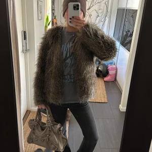 Pälsjacka från H&M - Säljer en snygg pälsjacka från H&M. Jackan har en fluffig och mjuk textur som ger en lyxig känsla. Perfekt till finare tillfällen❣️
