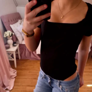 Svart body - Snygg svart body, aldrig använd. Var tyvärr lite stor på mig så har ej kommit till användning. Bra och mjukt material, storlek xs-s. Pris kan diskuteras!