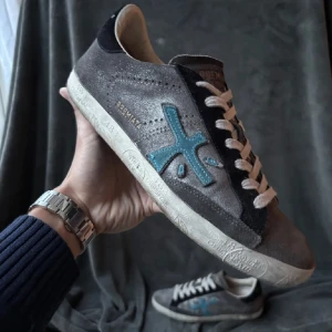 Premiata sneakers  - Säljer sneakers från ’Premiata’ i skicket 9.5/10, skorna kompletterar alla outfits nu när våren är på glänt och sommaren står på tur. Skorna har inga synliga defekter förutom den lilla skråman vid baksidan av sulan. Däremot är det absolut inget man lägger märke till eller känner av vid användning. Skorna är använda försiktigt enstaka gånger och har verkligen mycket kvar att ge. Priset är därav ej hugget i sten och går att diskuteras vid en snabb affär 🍾🤝