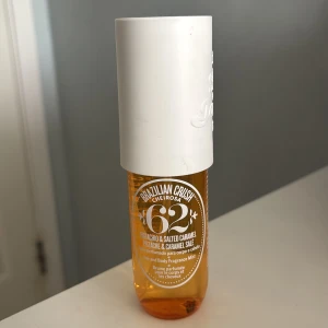 Brazilian Crush Cheirosa 62 - Säljer en oanvänd bodyspray. 90 ml. En doftspray från Sol de Janeiro med noter av pistage och saltad karamell. Flaskan är genomskinlig med en vit kork och har en gyllene vätska inuti. Perfekt för att ge en somrig och söt doft.