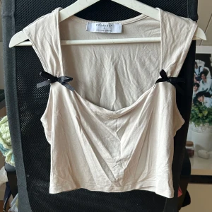 Beige topp med rosetter - Superfin tröja som är använd få gånger - jättebra kvalité