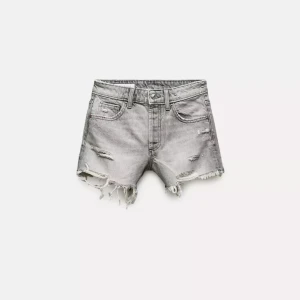 Zara shorts - Superfina shorts slutsålda från Zara. Knappar hela vägen, ingen gylf. Slitningar och medelhög midja. Helt oanvända med lappen kvar!!🩷
