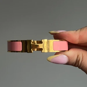 Guld armband  - Har inget kvitto. Den är köpt i andra hand. Har använt den 1-2 gånger och var i nyskick vid köpet. Hör av er vid frågor, använd annars köp nu!💖