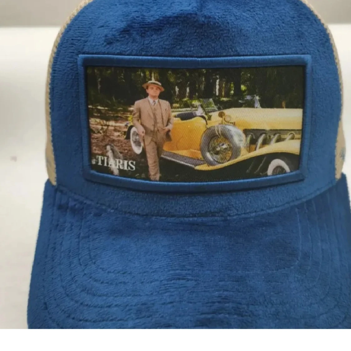 Blå och beige keps med bildmotiv