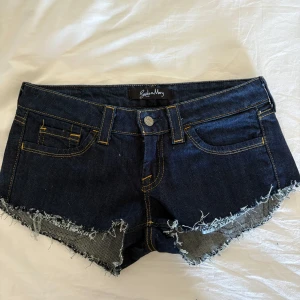 Mörkblå jeansshorts  - Snygga shorts! Det är bara att fråga om man vill ha bilder på!! 🥰