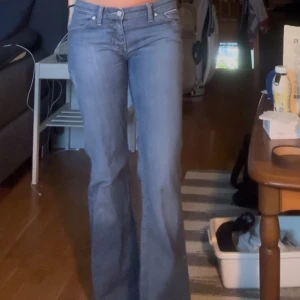 Jeans  - Köpta här på Plick och står ingen storlek i men skulle säga S,  passar bra på mig som är 165💗