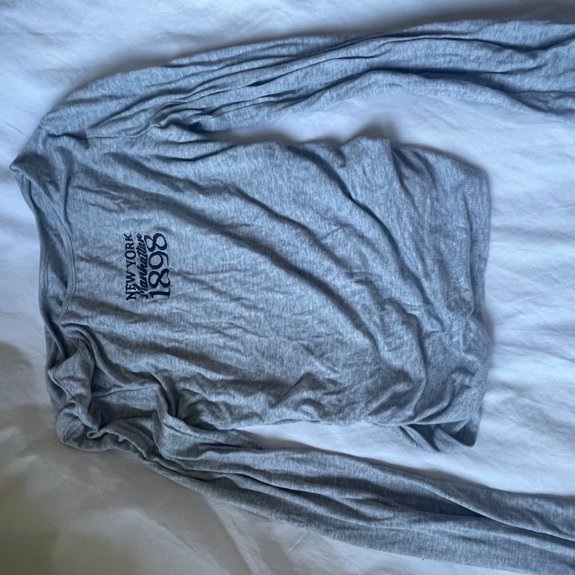 Grå långärmad tröja med tryck