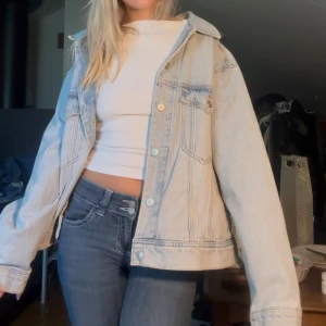 Jeansjacka  - Superfin jeans jacka från Zara , endast använd två gånger så i toppskick 💗💗