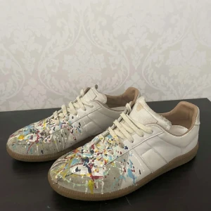 Maison Margiela Gats Paint Splash - Jag säljer nu mina Maison margiela gats med paint splash då jag tröttnat på dem. Använda varsamt och inga större defekter. Priset är ej diskuterbart men byten kan vara aktuellt. 