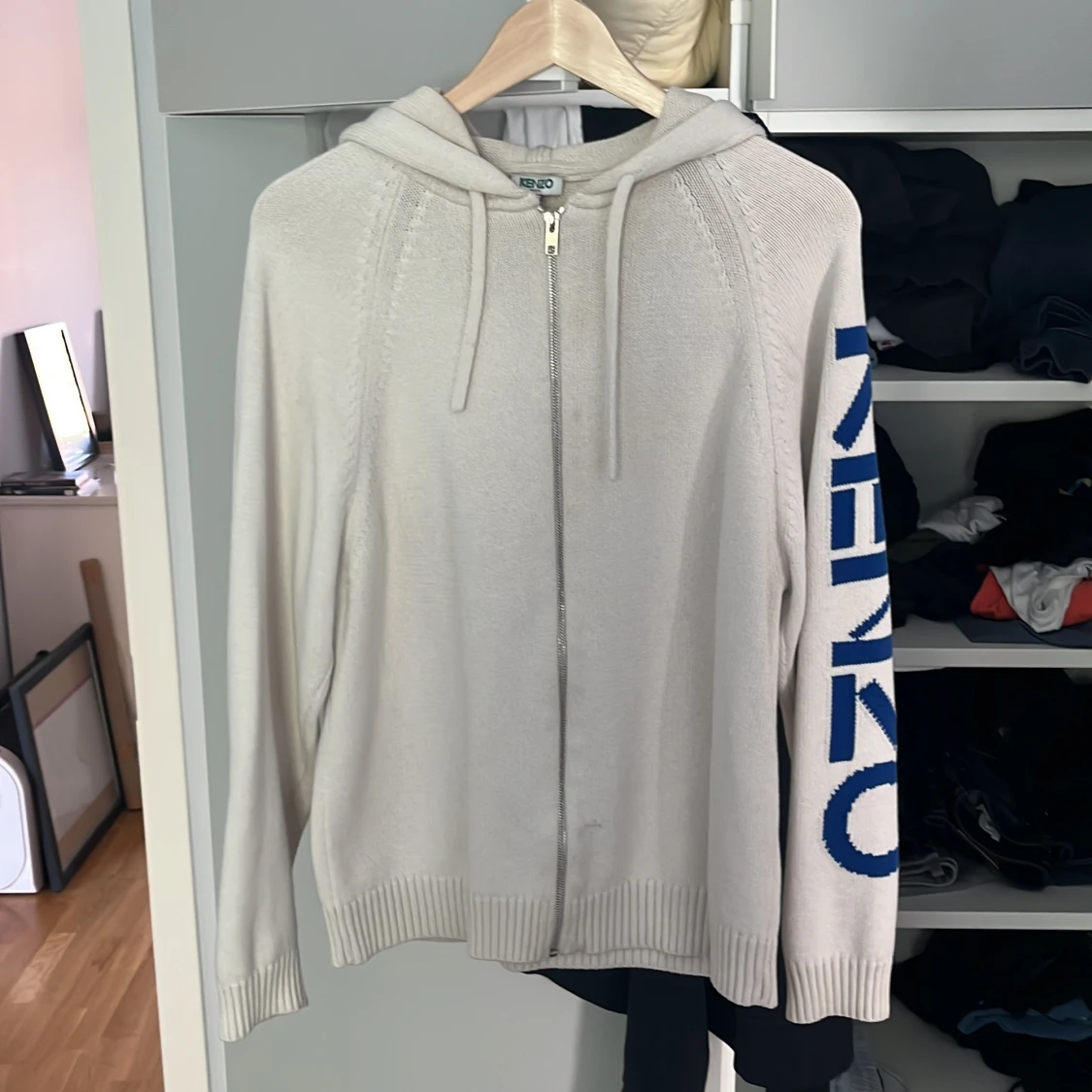 Vit stickad hoodie från Kenzo med blå logga