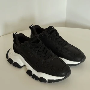Sneakers - Svarta bekväma sneakers från Björn Borg i storlek 36. Använda max 3 gånger så är i nyskick!  Riktigt snygga till våren! 👟 Funkar bra till promenader, träning eller vardags.  Nypris 1.199:-