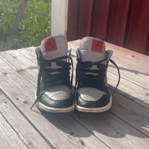 Nike Air Jordans svart, vit och röd - Säljer ett par klassiska Nike Air Jordans med svart, vit och röd färgkombination. Dem är i bra skick, och har inte används alls för mycket. Sulan på skonarna tvättas såklart mer innan dem skickas! Pris går att diskuteras🥰