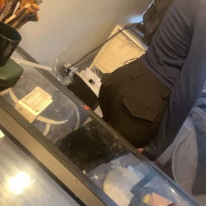 kostymbyxor - Snygga svarta kostymbyxor med fickor bak och klassisk passform. Byxorna har låg midja och är utsvängda. Från Gina säljer då jag köpte för liten storlek. Pris kan diskuteras
