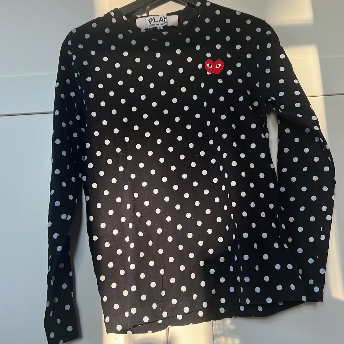 Svart prickig långärmad tröja från Comme des Garçons Play