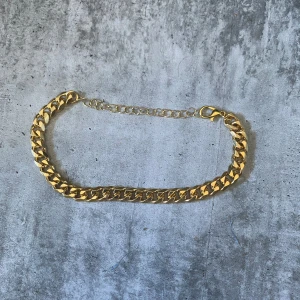 Guldarmband med kedjelänk - Guld armband i guld med breda kedjelänkar 6mm och justerbar kedja 20-25cmför perfekt passform. Man kan även ta bort dom extra 5cm och korta ner. Perfekt accessoar för att lyfta din outfit med en trendig touch.