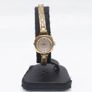 Guldfärgad vintageklocka  - Säljer en elegant vintageklocka från märket ”Monitor” i guldfärg med detaljerat armband och rund urtavla. Urtavlan är vit med tunna svarta markeringar och armbandet har ingraverade bladmönster. Perfekt accessoar som passar till allt! Lite sliten och Längden är Ca 19cm (se bilder) samt måste byta batteri