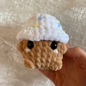 Birthday cake svamp, virkad (handgjord) - Säljer denna gulliga virkade svampen som jag har gjort själv. Säljer även på instagram, @teastyyle🌸🌸