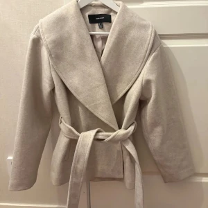 Vero Moda kappa - En kappa som jag köpt från vero Moda bra skick kmr it till användning längre, den är i storlek S.