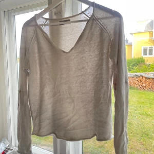 Beige finstickad tröja med stjärnor på armbågen - Den har stjärnor på båda ärmarna vid armbågen, fin över ett linne eller liknande