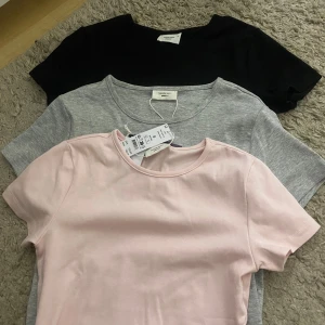 3-pack basic t-shirts i olika färger - Säljer 3 olika T-shirts från Gina. Jag säljer en tröja för 90kr (orginal summan är 160kr) och alla 3 för 200kr eftersom att prislappen sitter kvar och har aldrig blivit använda. (Den svara är o använd men prislappen har lossnat. Alla är i olika storlekar eftersom att jag fått dom i present. Den råsa  är S, den grå är L, den svarta är M.  Hör av er om vilken ni vill köpa inan ni klickar på köp🙂