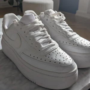 Vita Nike sneakers  - Sneakers från Nike med platåsula. Använd fåtal gånger