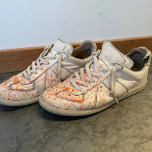 Maison margielas -  Säljer nej ml a Maison Margiela för de e för små, dem e as sköna ba att den där grejen i hälen e lite jobbig men de går enkelt att limma eller fixa|Priset är absolut inte hugget i sten så de bara höra av er med frågor 🔥🔥🔥