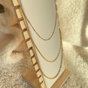 Guldfärgade kedjehalsband  - Tre guldfärgade halsband rostfria