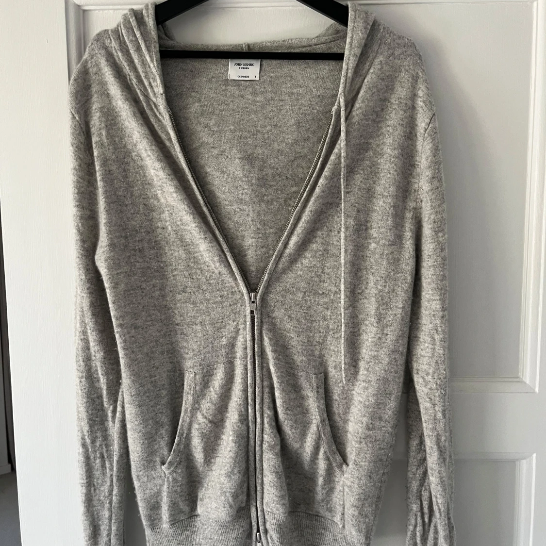 Ljusgrå hoodie med dragkedja från John Henric