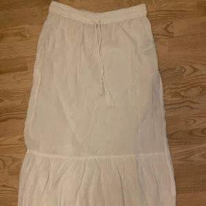 Vit långkjol från Vero Moda!💗 - Super fin kjol som passar perfekt för sommaren och går att matcha till jätte mycket!